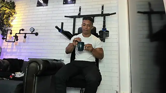 ItaloMoore online show from February 10, 11:25 am