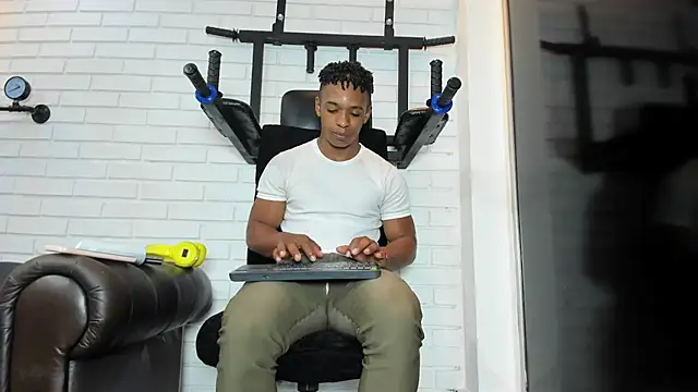 ItaloMoore online show from March 25, 11:49 am