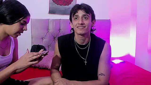 Snapshot of AndretiiAndCamila chatting on October 6, 7:11 pm AndretiiAndCamila online show from October 6, 7:11 pm