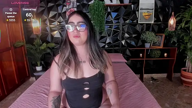 Snapshot of April__foxx chatting on October 6, 4:15 pm April foxx online show from October 6, 4:15 pm