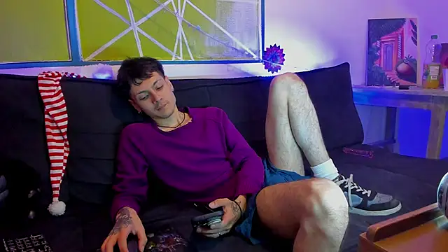 Snapshot of Dioniso_guy8 chatting on December 19, 8:38 pm Dioniso guy8 online show from December 19, 8:38 pm