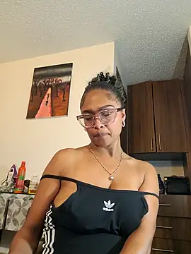 Snapshot of BiiancaEstradaa chatting on April 24, 3:31 am BiiancaEstradaa online show from April 24, 3:31 am