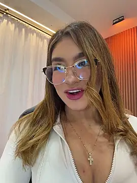 Snapshot of jenn_fit chatting on May 6, 2:19 am jenn fit online show from May 6, 2:19 am