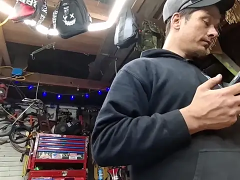 Snapshot of twistafatpipe chatting on February 19, 10:17 pm twistafatpipe online show from February 19, 10:17 pm