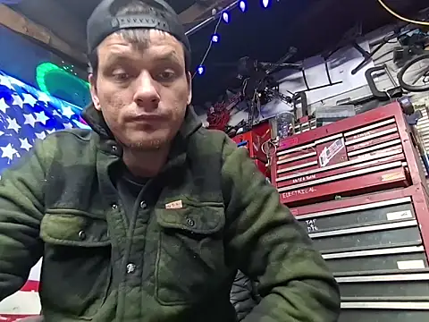 Snapshot of twistafatpipe chatting on February 21, 10:44 pm twistafatpipe online show from February 21, 10:44 pm