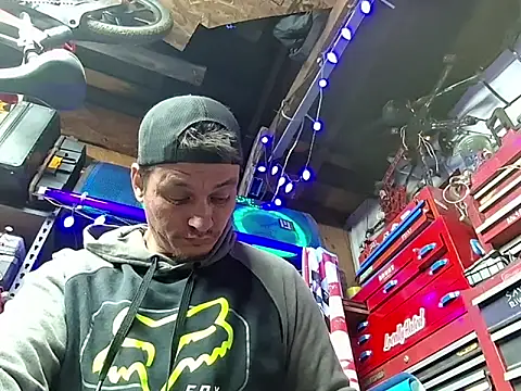 Snapshot of twistafatpipe chatting on February 24, 8:56 am twistafatpipe online show from February 24, 8:56 am