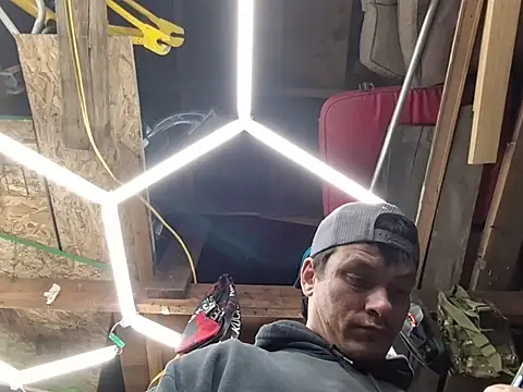 Snapshot of twistafatpipe chatting on February 26, 4:55 am twistafatpipe online show from February 26, 4:55 am