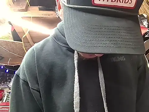 Snapshot of twistafatpipe chatting on February 28, 11:33 am twistafatpipe online show from February 28, 11:33 am