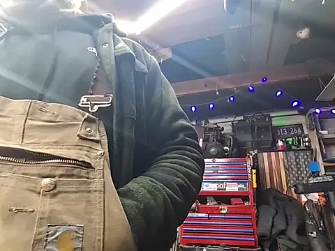 Snapshot of twistafatpipe chatting on March 2, 9:16 am twistafatpipe online show from March 2, 9:16 am