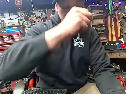 Snapshot of twistafatpipe chatting on March 3, 11:43 pm twistafatpipe online show from March 3, 11:43 pm