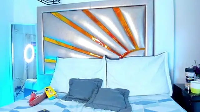 Snapshot of miiaStorm chatting on February 5, 3:44 am miiaStorm online show from February 5, 3:44 am