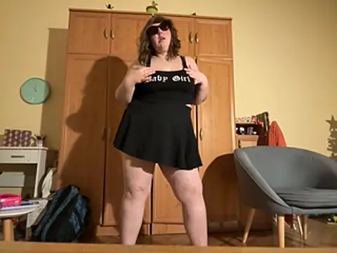 Snapshot of CherryLace04 chatting on February 1, 3:32 pm CherryLace04 online show from February 1, 3:32 pm