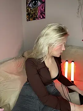 Snapshot of April_Purr chatting on April 23, 12:29 pm April Purr online show from April 23, 12:29 pm