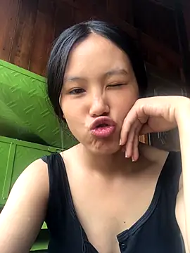 Snapshot of May_nhi chatting on September 10, 2:11 am May nhi online show from September 10, 2:11 am