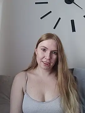 Snapshot of KisaVixen chatting on June 1, 2:19 pm KisaVixen online show from June 1, 2:19 pm