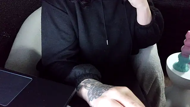 Snapshot of fetishslut4u chatting on October 17, 1:25 pm fetishslut4u online show from October 17, 1:25 pm