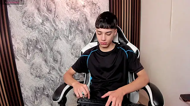 Snapshot of oblivion_deku chatting on November 16, 2:33 pm oblivion deku online show from November 16, 2:33 pm