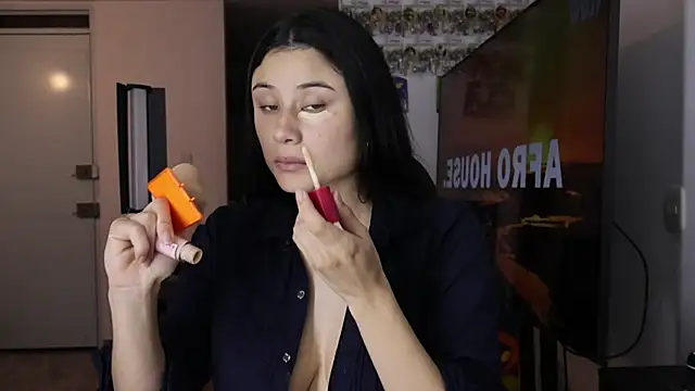 Snapshot of VioletaLorette chatting on November 8, 11:25 pm VioletaLorette online show from November 8, 11:25 pm