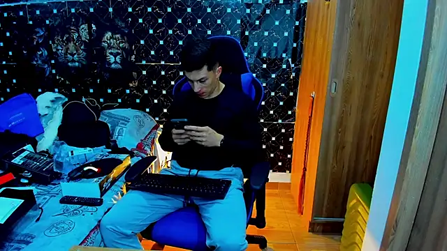 javiersexymann online show from December 4, 12:31 am