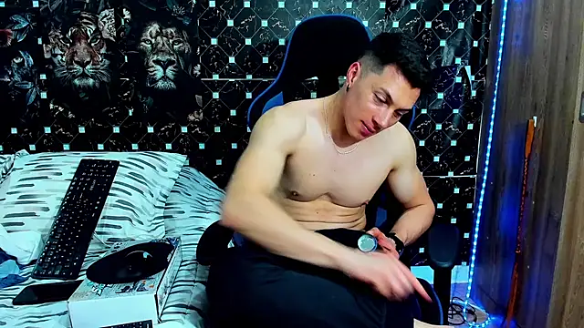 Snapshot of javiersexymann chatting on July 18, 4:16 am javiersexymann online show from July 18, 4:16 am