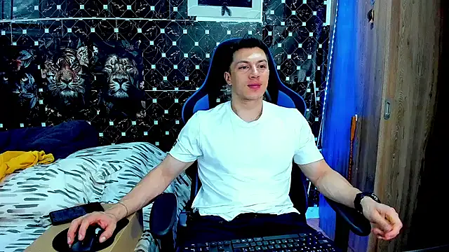 Snapshot of javiersexymann chatting on July 30, 4:33 am javiersexymann online show from July 30, 4:33 am
