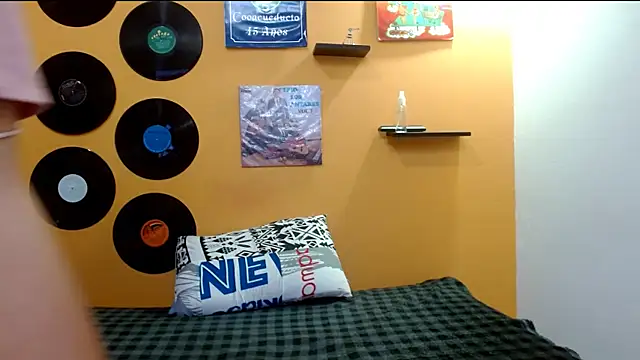 skinnyverus18 online show from October 9, 6:28 pm