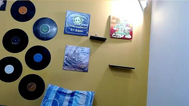 skinnyverus18 online show from February 23, 7:11 pm