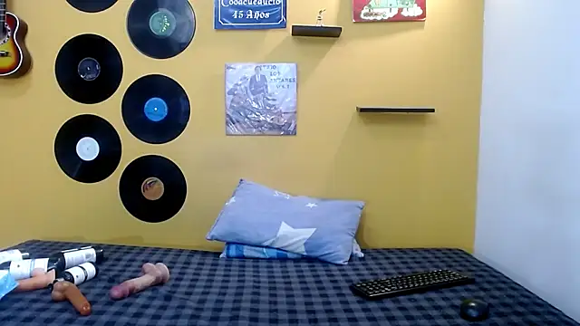 skinnyverus18 online show from April 4, 6:49 pm