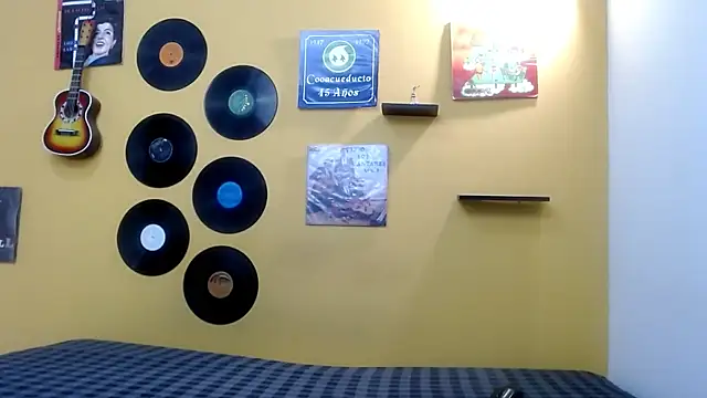 skinnyverus18 online show from April 10, 6:23 pm