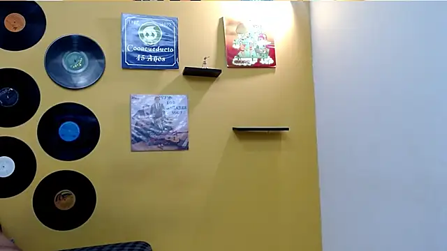 skinnyverus18 online show from April 13, 7:19 pm