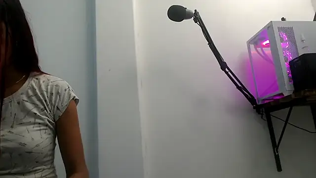 skinnyverus18 online show from May 22, 7:41 pm