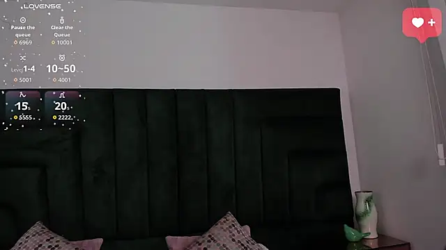 Snapshot of SaraWagner_ chatting on May 9, 12:05 am SaraWagner online show from May 9, 12:05 am