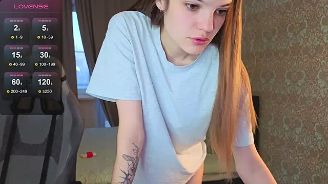 Snapshot of magic_shy_ chatting on October 24, 1:24 am magic shy  online show from October 24, 1:24 am