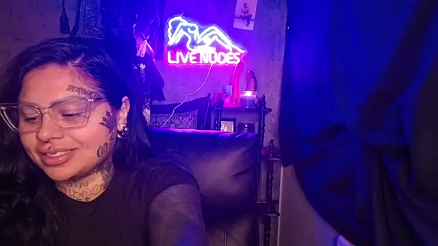 chicanachic13 online show from February 13, 6:53 am