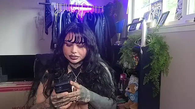 Snapshot of chicanachic13 chatting on May 16, 9:35 pm chicanachic13 online show from May 16, 9:35 pm