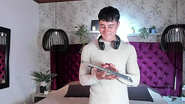 Snapshot of AustinJones_ chatting on February 18, 7:54 pm AustinJones online show from February 18, 7:54 pm