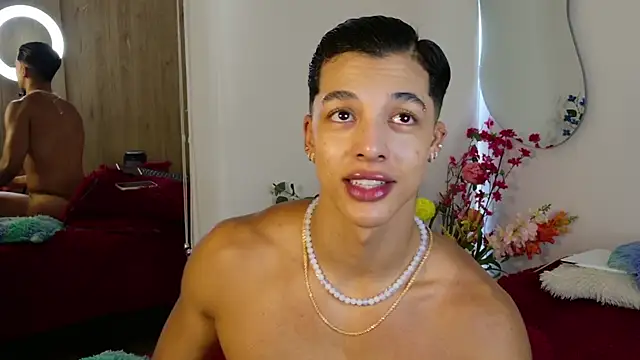 Snapshot of Troye_Williams chatting on August 1, 12:37 pm Troye Williams online show from August 1, 12:37 pm