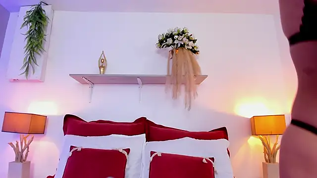 LuciaBenett  online show from November 24, 7:13 pm