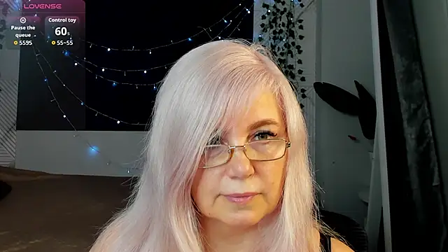 Snapshot of Hella_Fabel chatting on May 8, 1:11 am Hella Fabel online show from May 8, 1:11 am