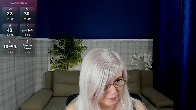 Snapshot of Hella_Fabel chatting on May 9, 1:11 am Hella Fabel online show from May 9, 1:11 am
