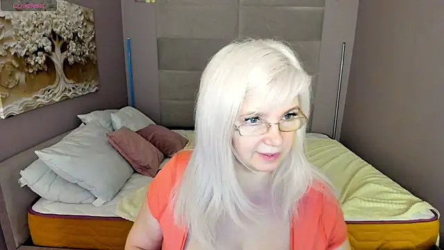 Snapshot of Hella_Fabel chatting on May 25, 1:11 am Hella Fabel online show from May 25, 1:11 am