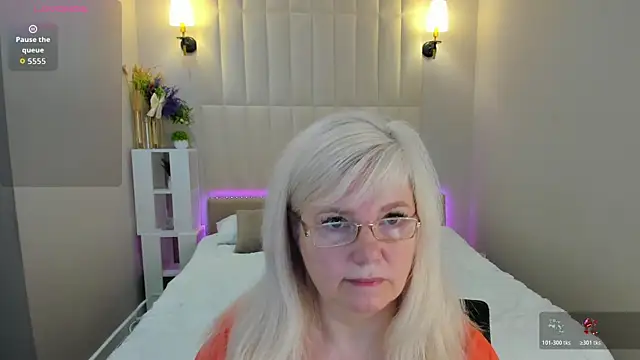 Snapshot of Hella_Fabel chatting on June 11, 1:05 am Hella Fabel online show from June 11, 1:05 am