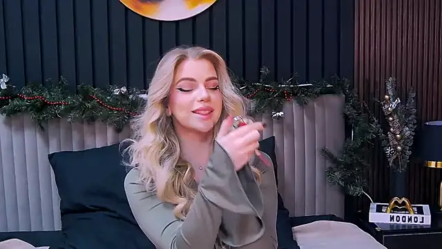 Snapshot of MilanaCeleste chatting on December 22, 9:45 pm MilanaCeleste online show from December 22, 9:45 pm