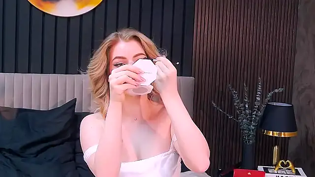 Snapshot of MilanaCeleste chatting on February 20, 10:54 pm MilanaCeleste online show from February 20, 10:54 pm