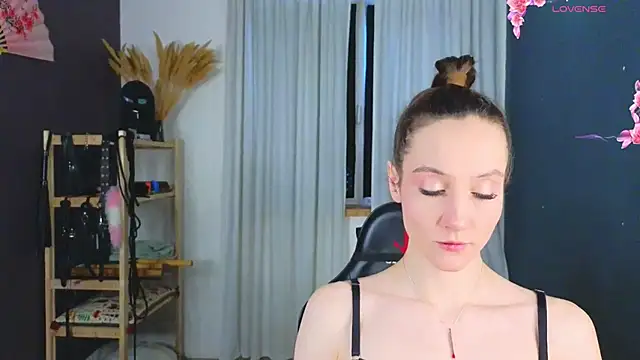 Snapshot of laracroftmansion chatting on May 6, 3:28 pm laracroftmansion online show from May 6, 3:28 pm