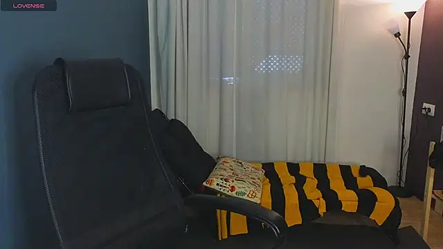 Snapshot of laracroftmansion chatting on June 22, 2:36 pm laracroftmansion online show from June 22, 2:36 pm