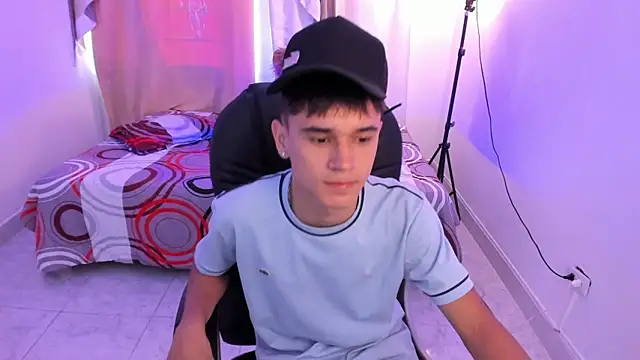 Snapshot of Aron_Boyy chatting on April 24, 8:44 pm Aron Boyy online show from April 24, 8:44 pm