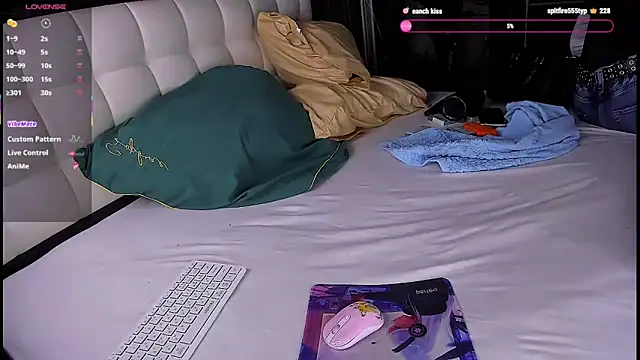 Kimberly Wolker online show from April 3, 11:52 am