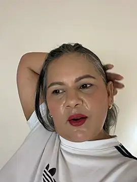 Snapshot of Lucy_Milf_474 chatting on May 23, 12:09 pm Lucy Milf 474 online show from May 23, 12:09 pm