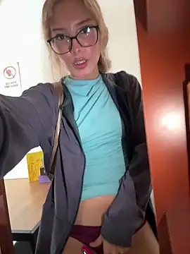Snapshot of SweetBunnyGF chatting on April 6, 8:21 pm SweetBunnyGF online show from April 6, 8:21 pm